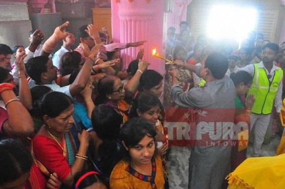 Durga Puja spirit soars on Maha Saptami 